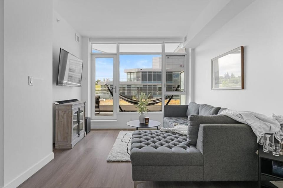 Luxury Waterfront Suite with City Views and AC Apartment in Calgary