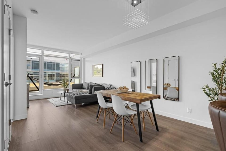 Luxury Waterfront Suite with City Views and AC Apartment in Calgary