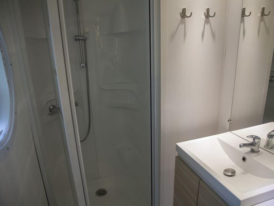 Mobil home cosy avec terrasse au camping de Naucelle - API-1-52-585 Campground/ 
RV Resort in Auvergne-Rhône-Alpes