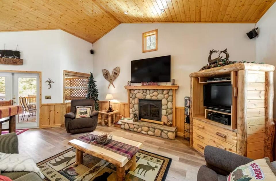 Wren's Nest and Hot-Tub, Games with Best Location! House in Big Bear