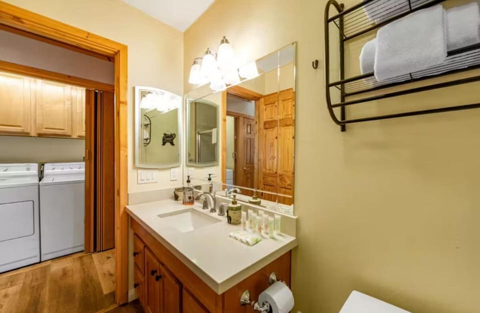 Wren's Nest and Hot-Tub, Games with Best Location! House in Big Bear