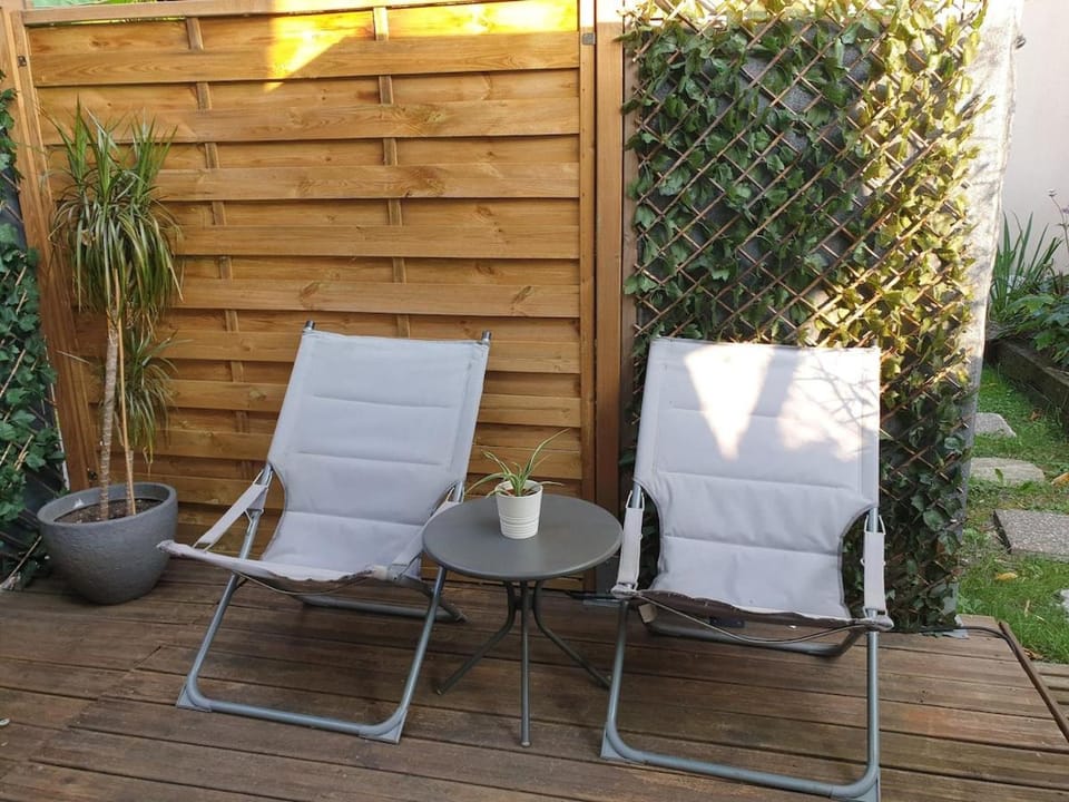 Patio, Day, Garden, Living room, Seating area, Garden view