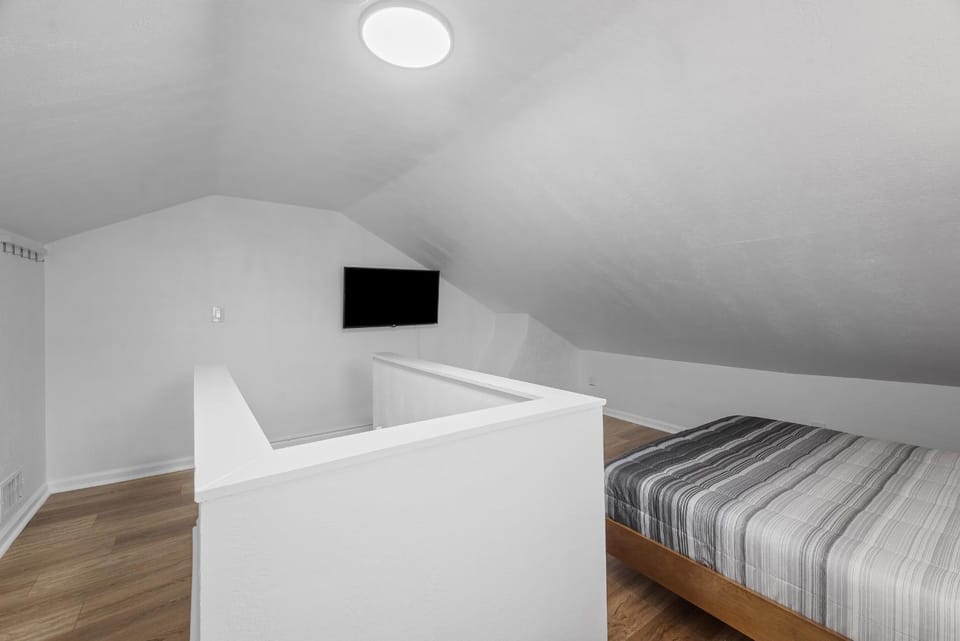 Bloomfield Pittsburgh E Stylish and Cozy Private Bedroom, Shared Bathroom, with Free Parking Vacation rental in Pittsburgh