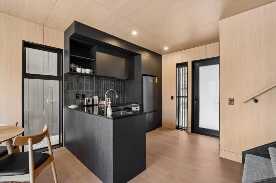 Coffee/tea facilities, Kitchen or kitchenette, oven, stove