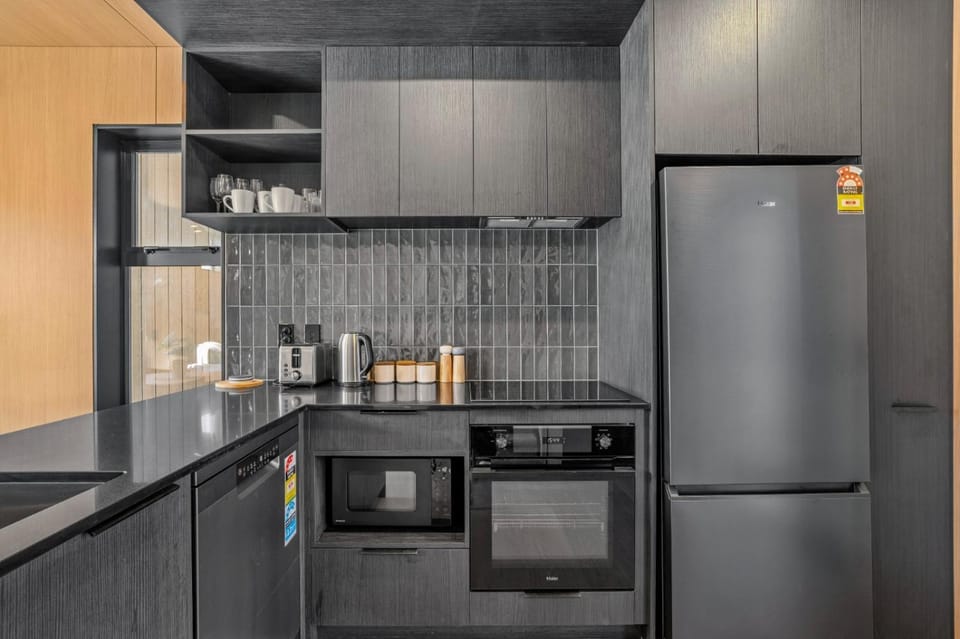 Coffee/tea facilities, Kitchen or kitchenette, dishwasher, oven, stove, toaster