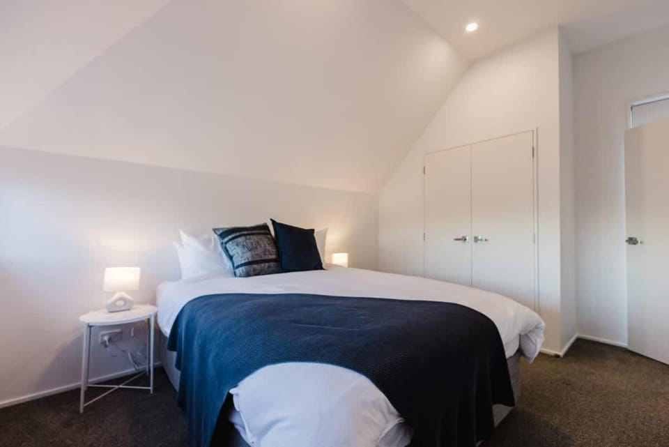 Bed, Photo of the whole room, wardrobe