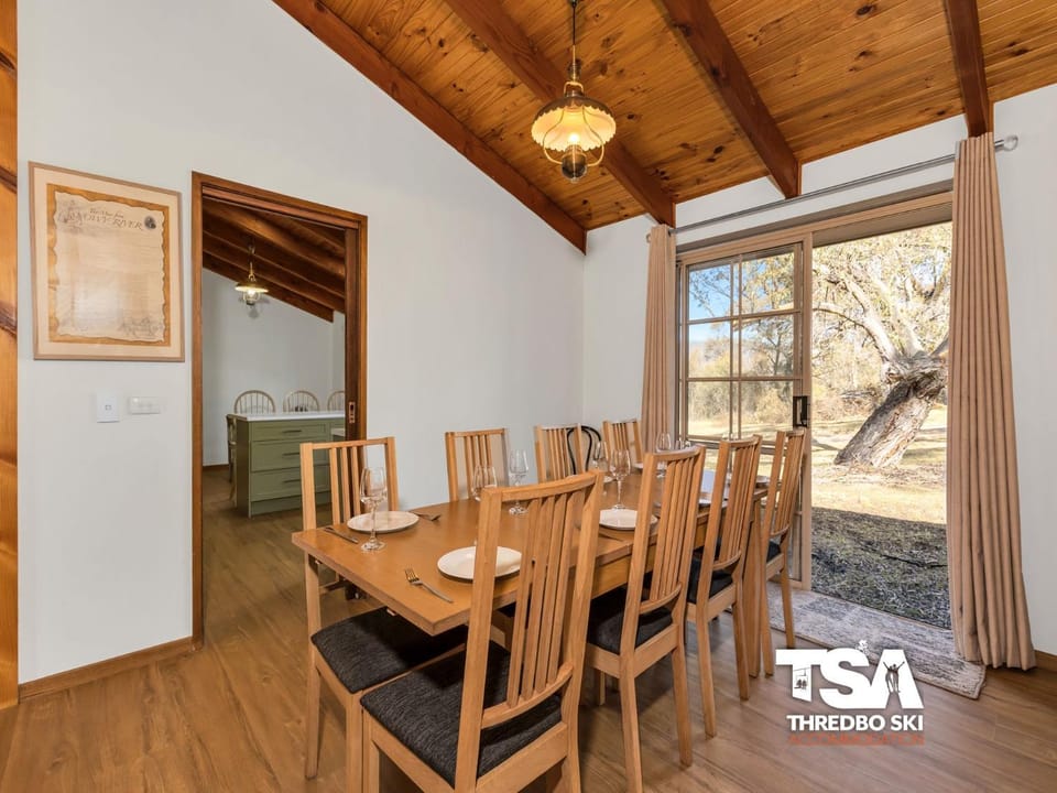 Seating area, Dining area