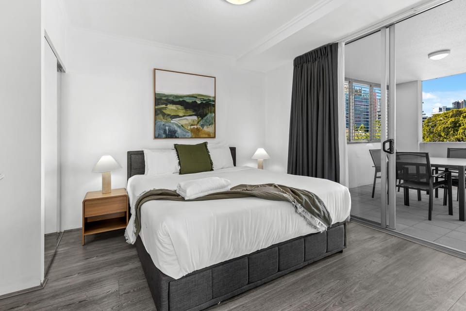 Parkside 3BR with Parking, Pool & Gym - Walk to CBD Apartment in Brisbane City