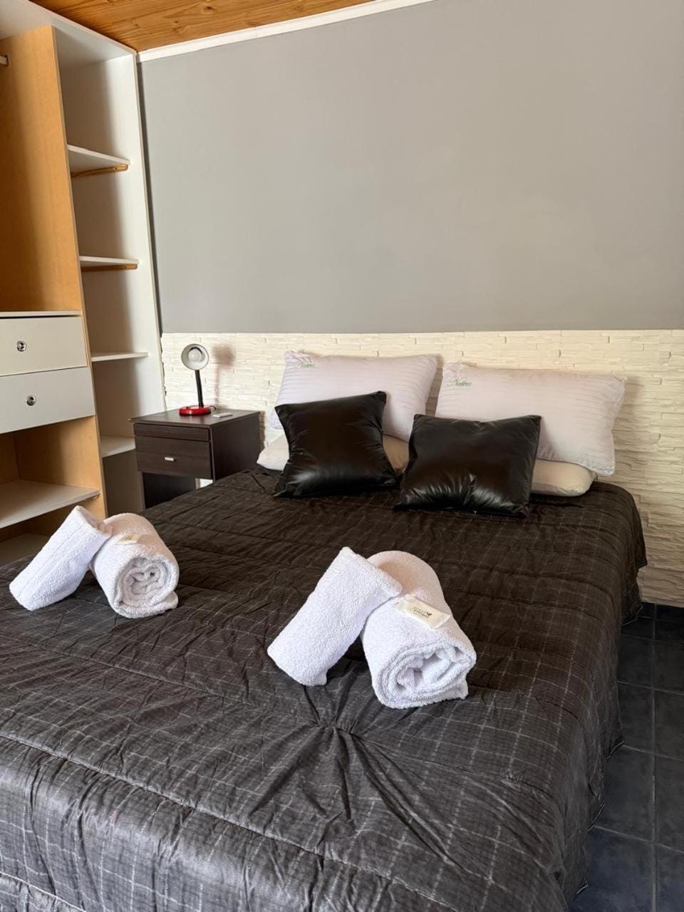 Bed, Bedroom, towels