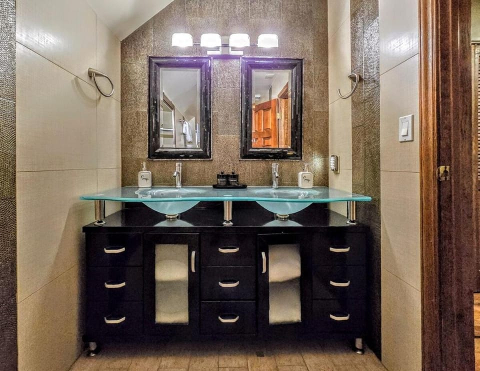 Vegas Speakeasy I HotTub I Pool I Games I Stadium Villa in Paradise