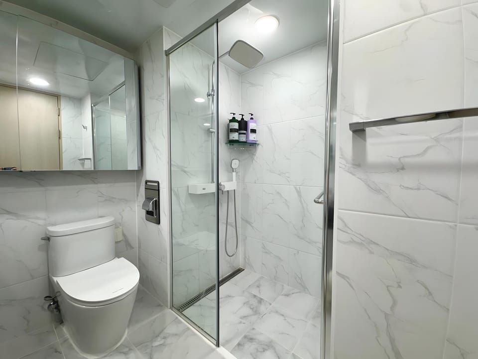 Shower, Toilet