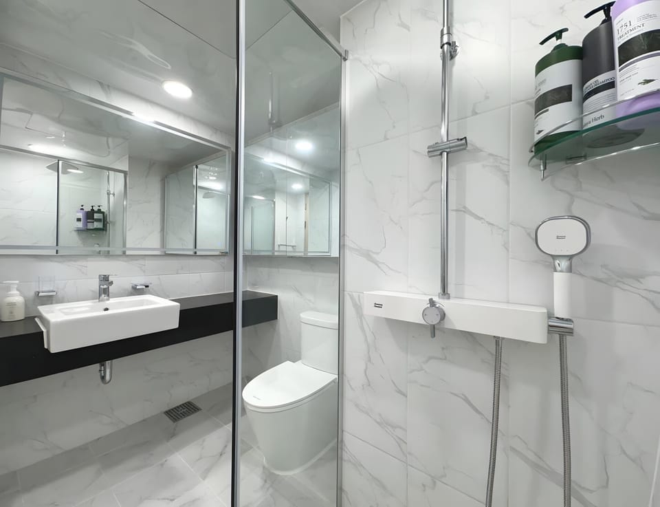 Shower, Toilet