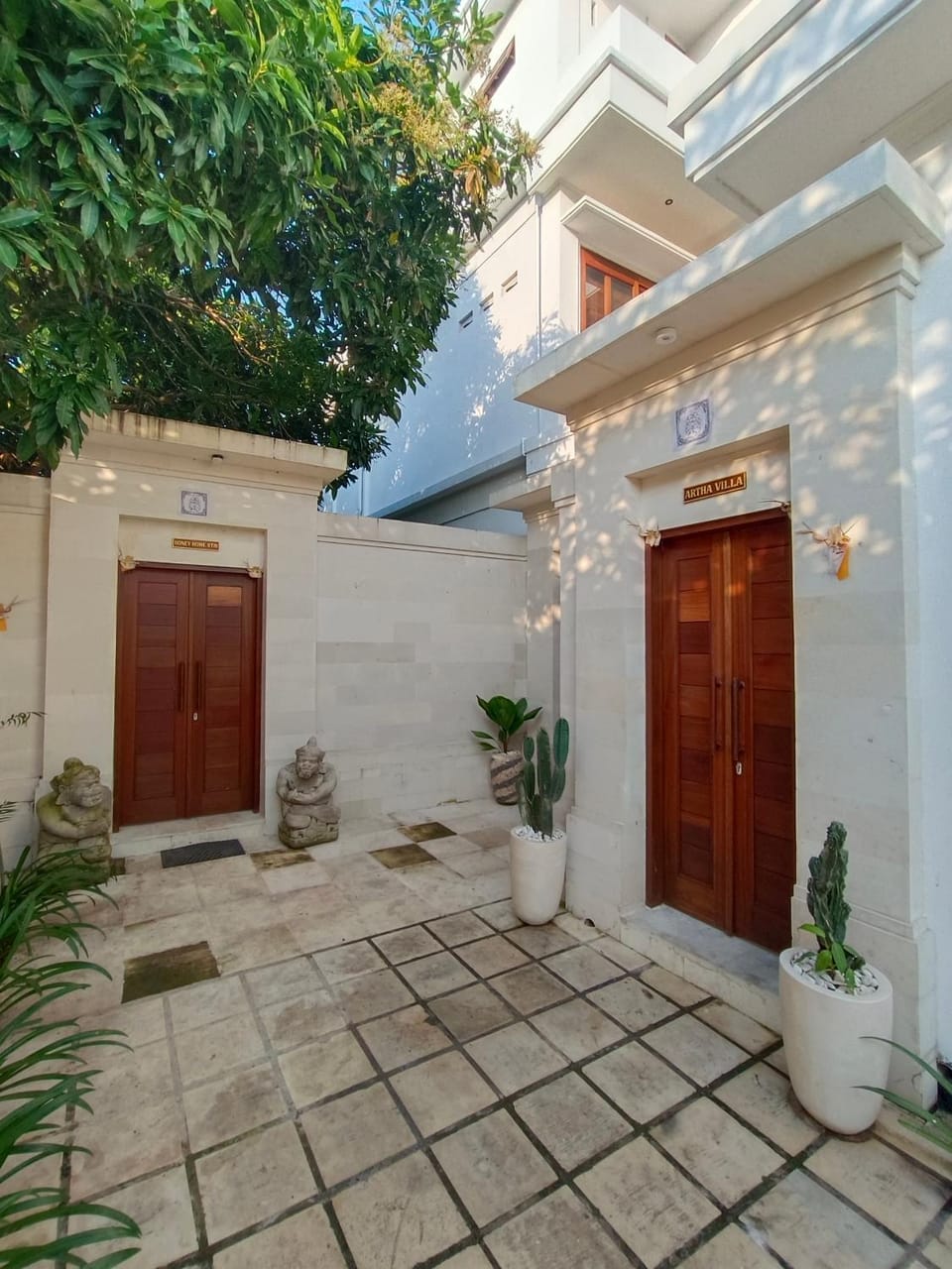 Facade/entrance