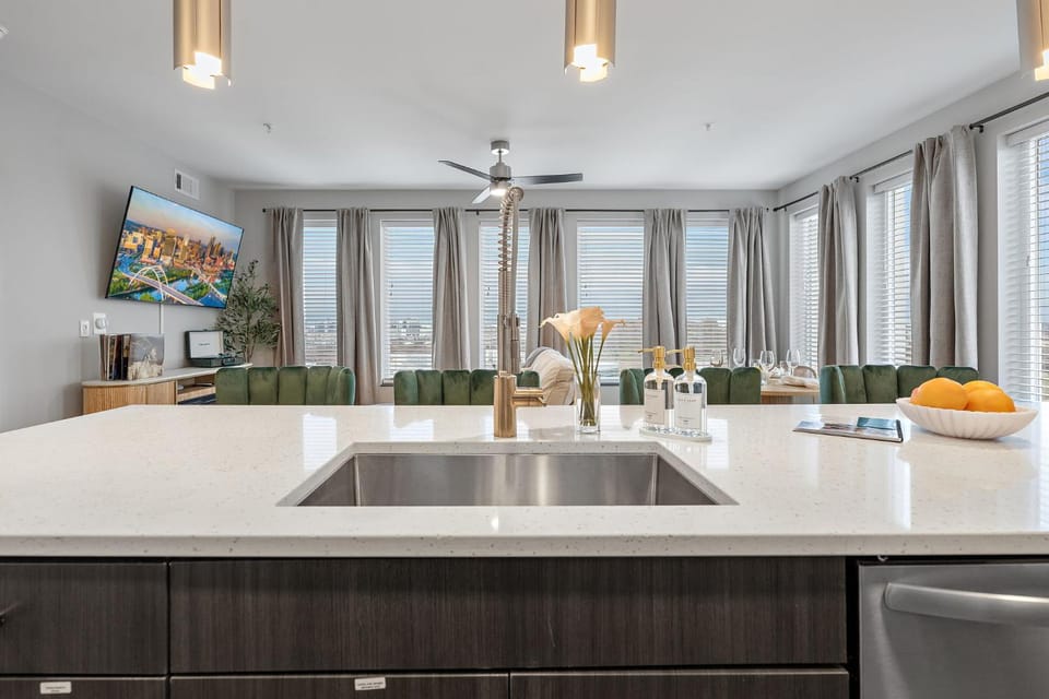 Skyline Views & PoolMins to Vanderbilt Apartment in Nashville
