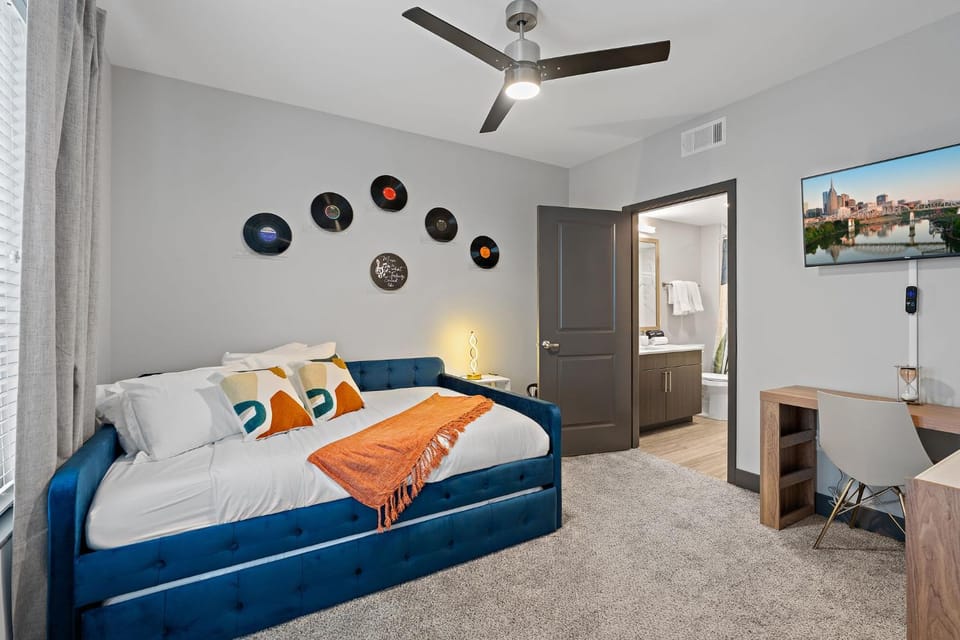 Skyline Views & PoolMins to Vanderbilt Apartment in Nashville