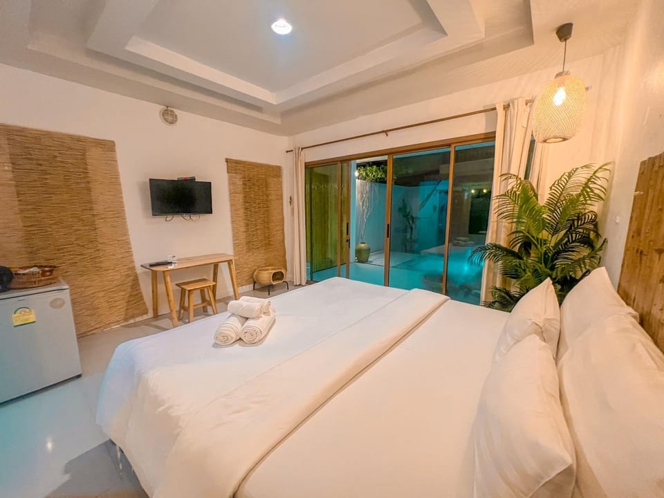 Photo of the whole room, Bedroom, Pool view