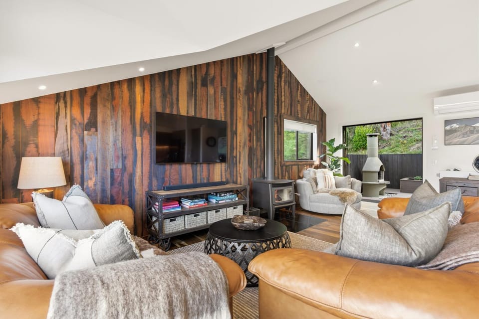 Living room, fireplace, heating, air conditioner