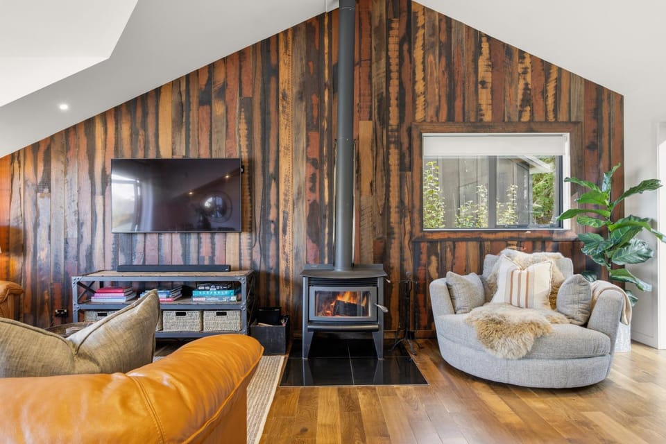 Living room, Seating area, Entertainment, fireplace