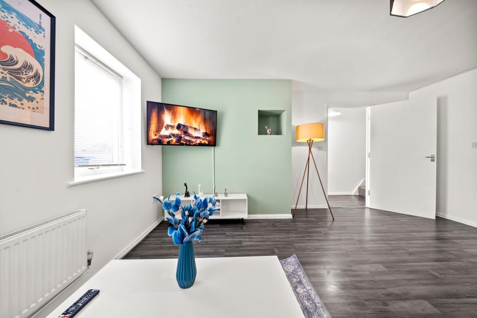 Manor House Luxury & Spacious 2BR By AltoLuxo Short Lets & Serviced Accommodation With Free WiFi & Parking House in Bristol