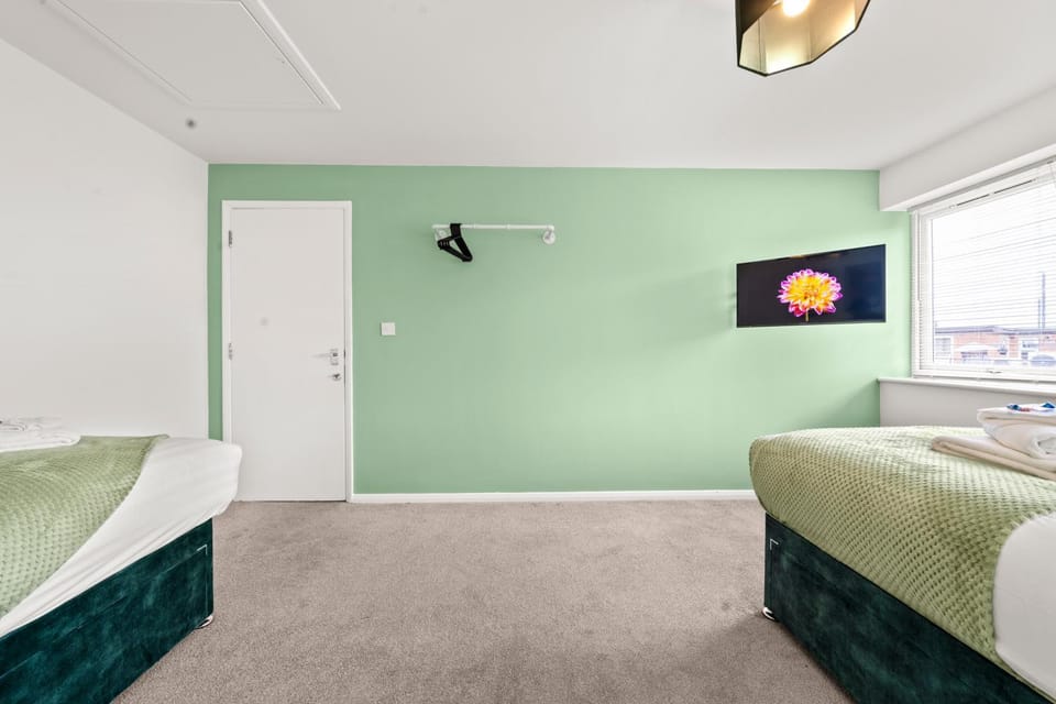 Manor House Luxury & Spacious 2BR By AltoLuxo Short Lets & Serviced Accommodation With Free WiFi & Parking House in Bristol