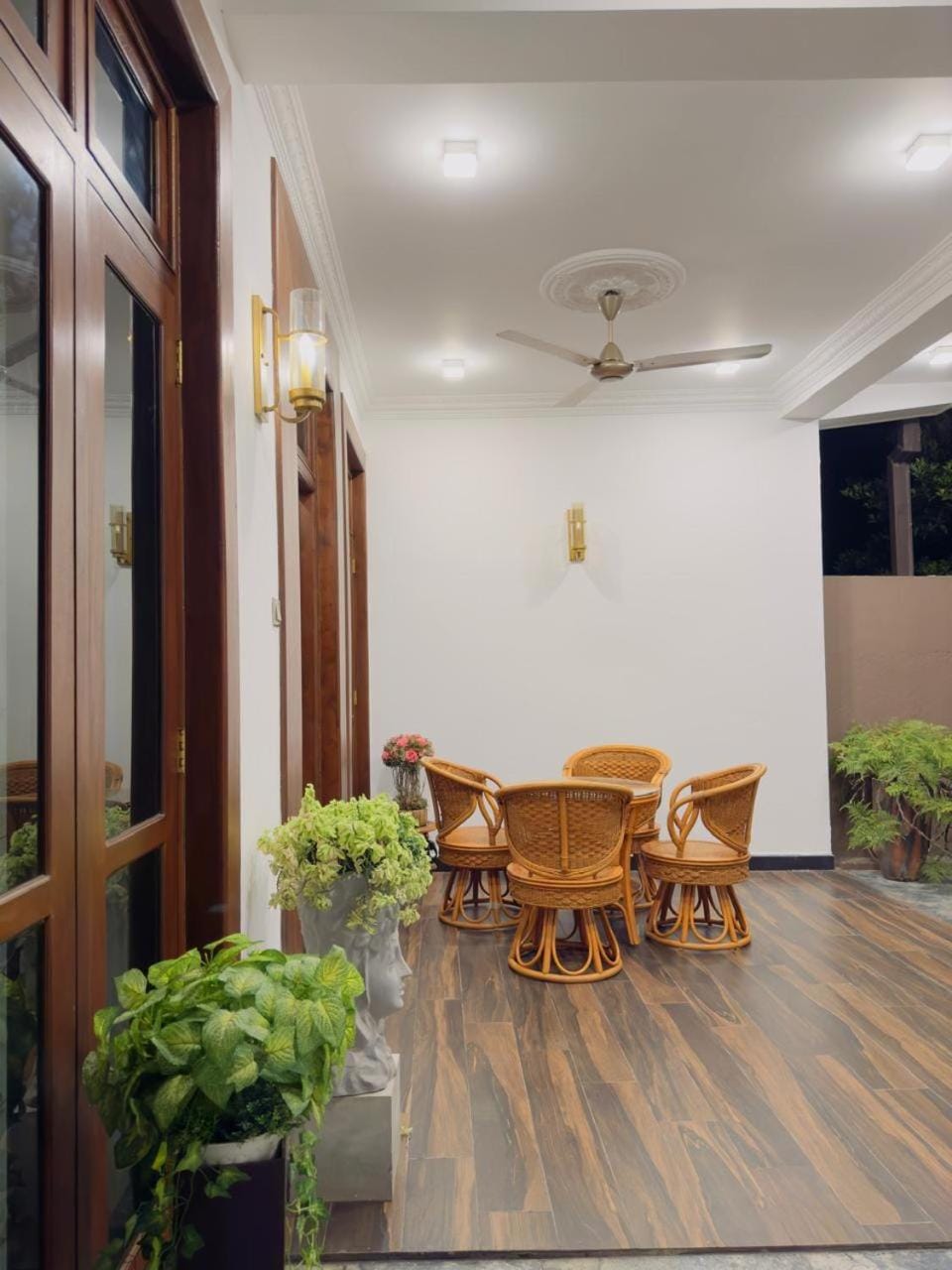 Seating area, Dining area