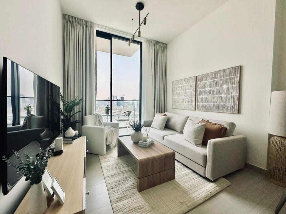 Soft Toned 1BR Retreat with Pool, Gym and Parking! Apartment in Dubai
