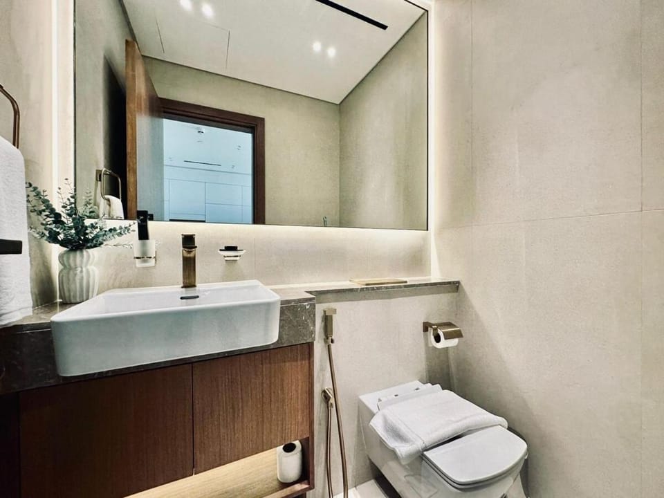 Soft Toned 1BR Retreat with Pool, Gym and Parking! Apartment in Dubai