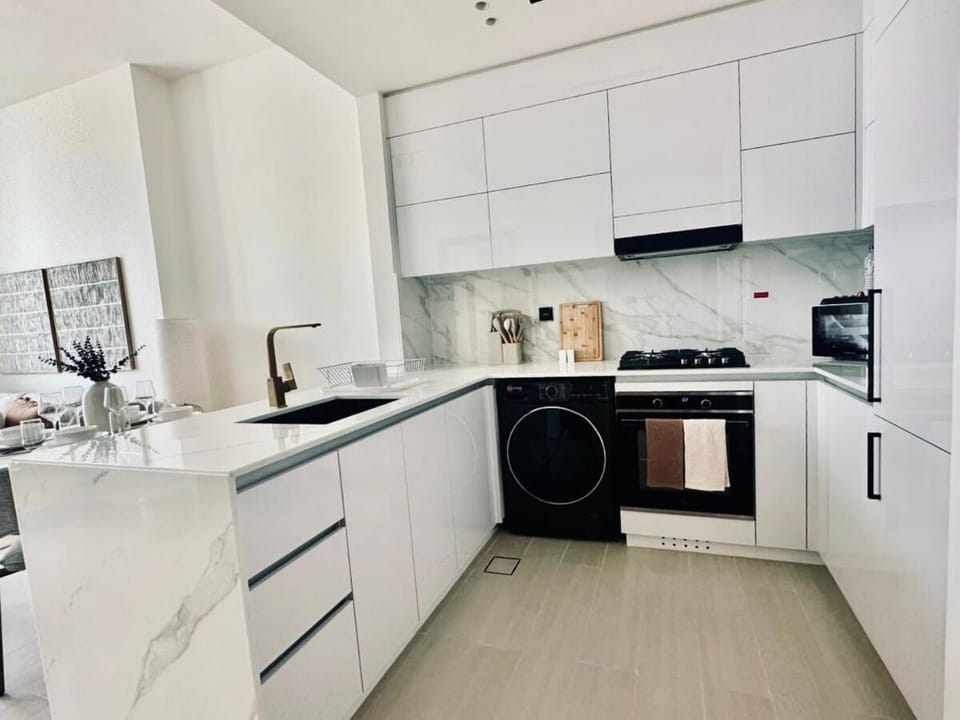 Soft Toned 1BR Retreat with Pool, Gym and Parking! Apartment in Dubai