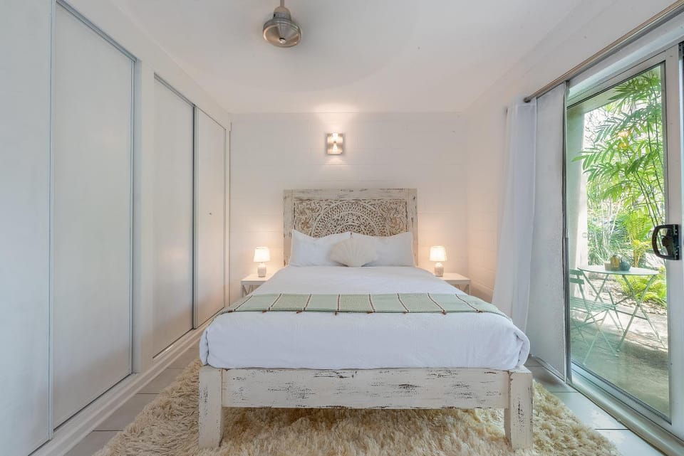 Bed, Seating area, Bedroom, wardrobe