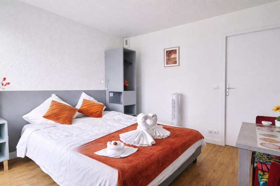 Bed, Photo of the whole room, Bedroom, towels