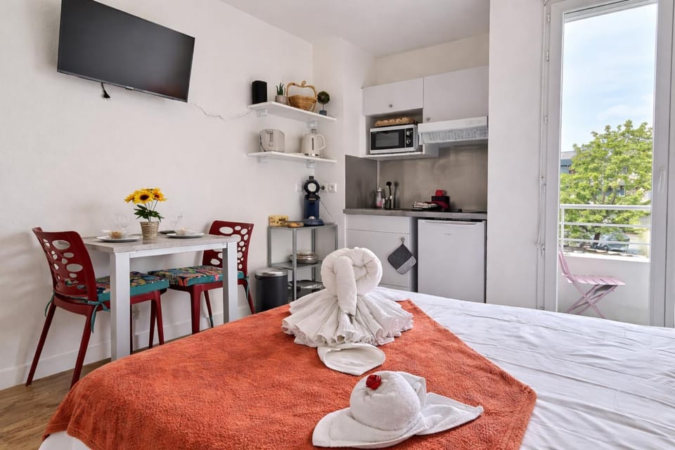 Bed, TV and multimedia, Kitchen or kitchenette, Photo of the whole room, Dining area, Bedroom, minibar, towels