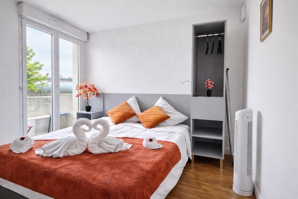 Bed, Photo of the whole room, Bedroom, towels