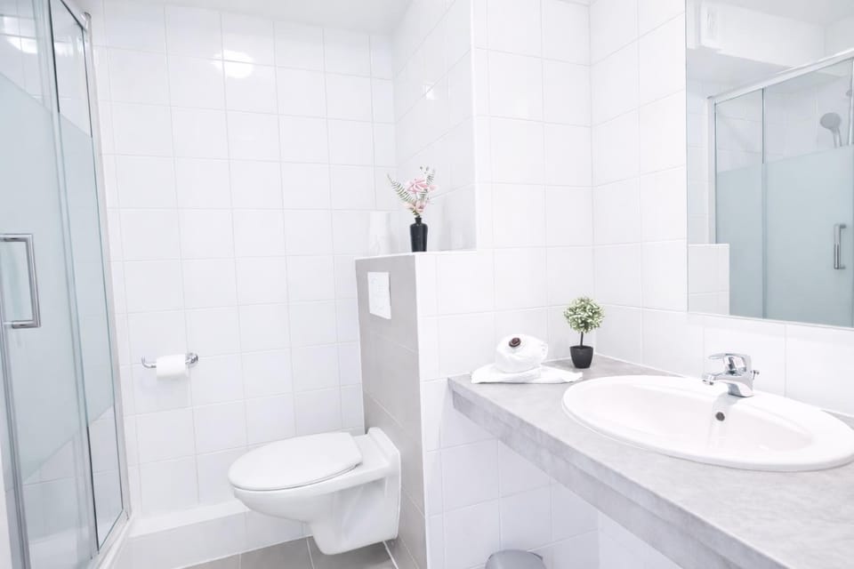 Shower, Toilet, Bathroom, towels