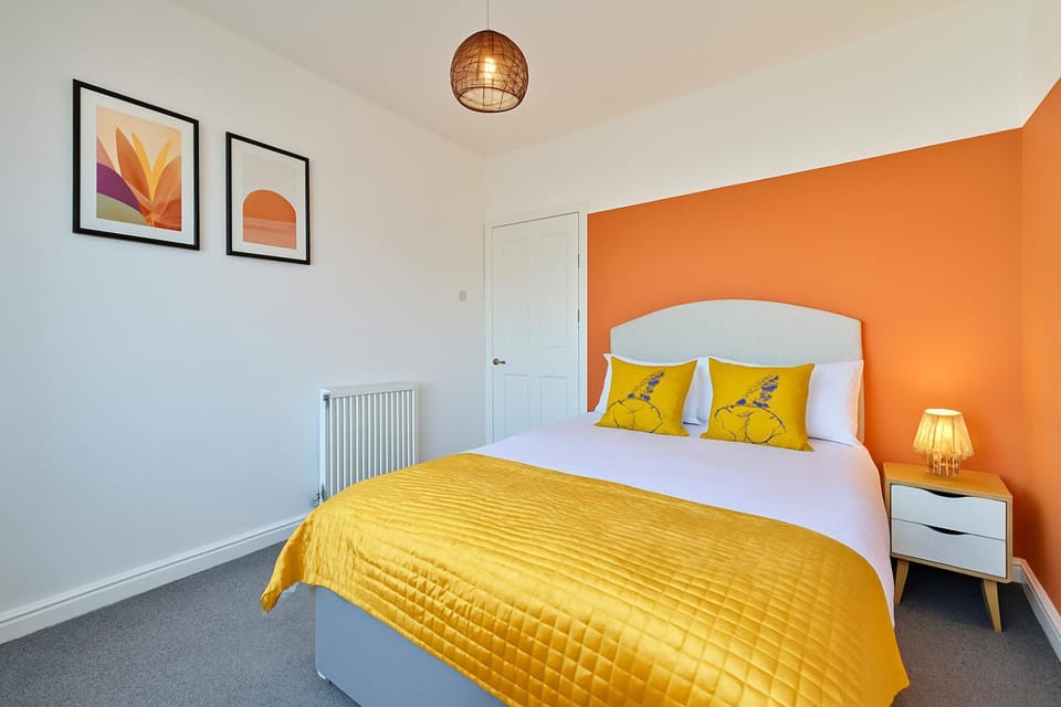 Walk to Hydro and SEC Modern 3BR Free Parking Apartment in Glasgow