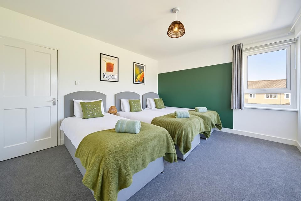Walk to Hydro and SEC Modern 3BR Free Parking Apartment in Glasgow