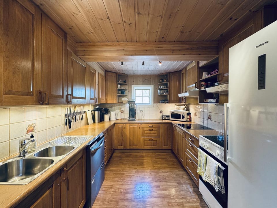 Coffee/tea facilities, Kitchen or kitchenette, dishwasher, microwave, oven, stove