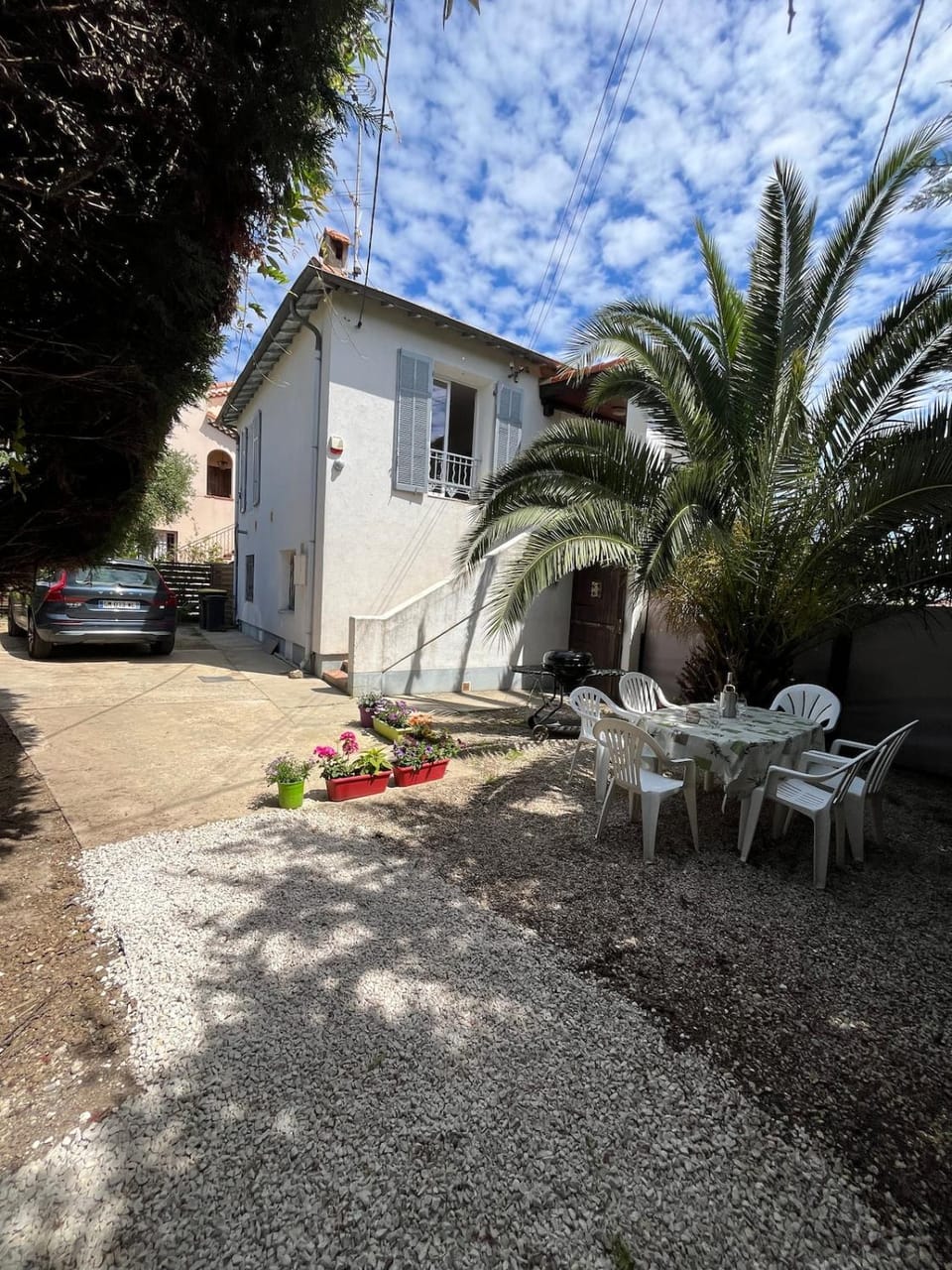 Property building, Patio, Spring, Day, BBQ facilities, Garden, Dining area, Garden view, Parking