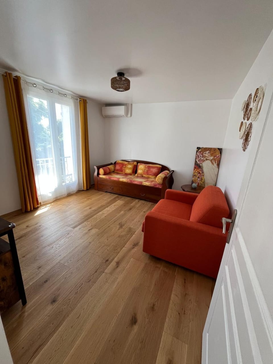 Bed, Living room, Photo of the whole room, Seating area, Bedroom