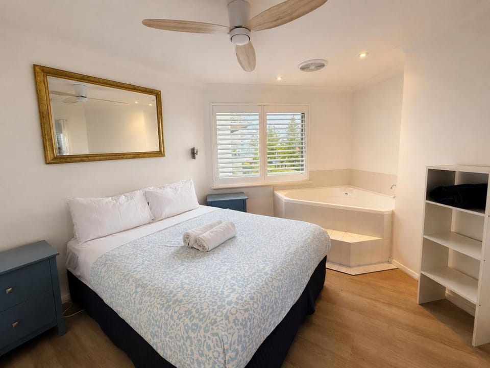Bed, Hot Tub, Bedroom, towels