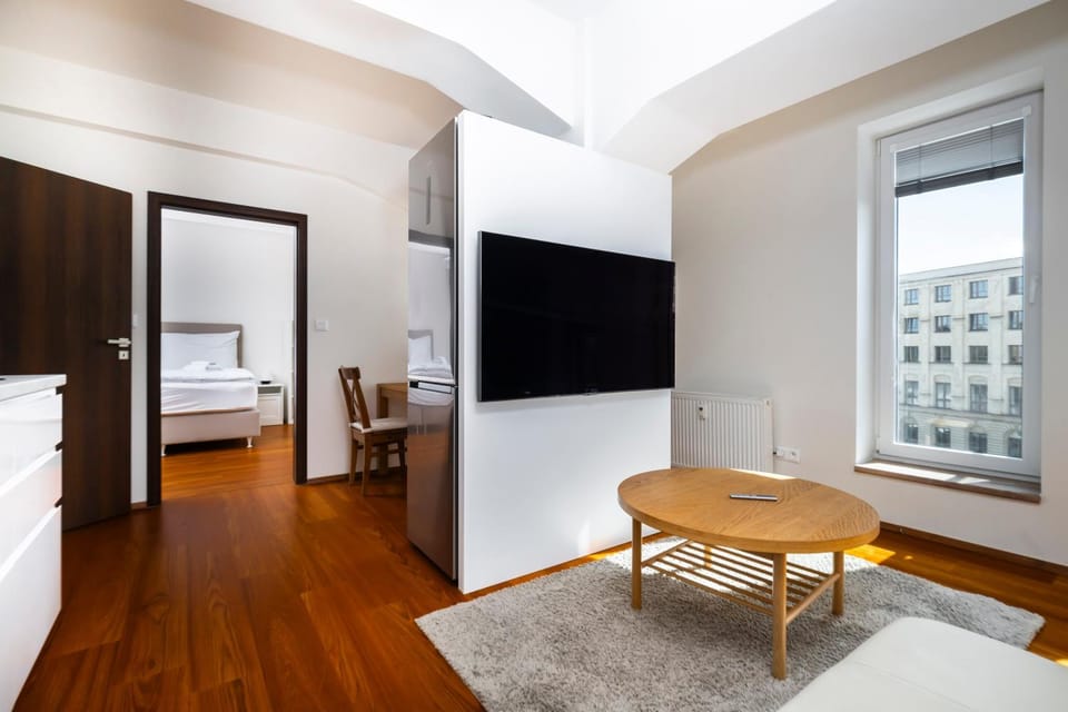 Bed, TV and multimedia, Living room, Photo of the whole room, Seating area, Bedroom