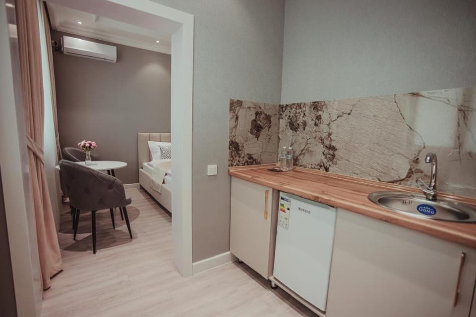 Kitchen or kitchenette, Dining area, minibar, stove