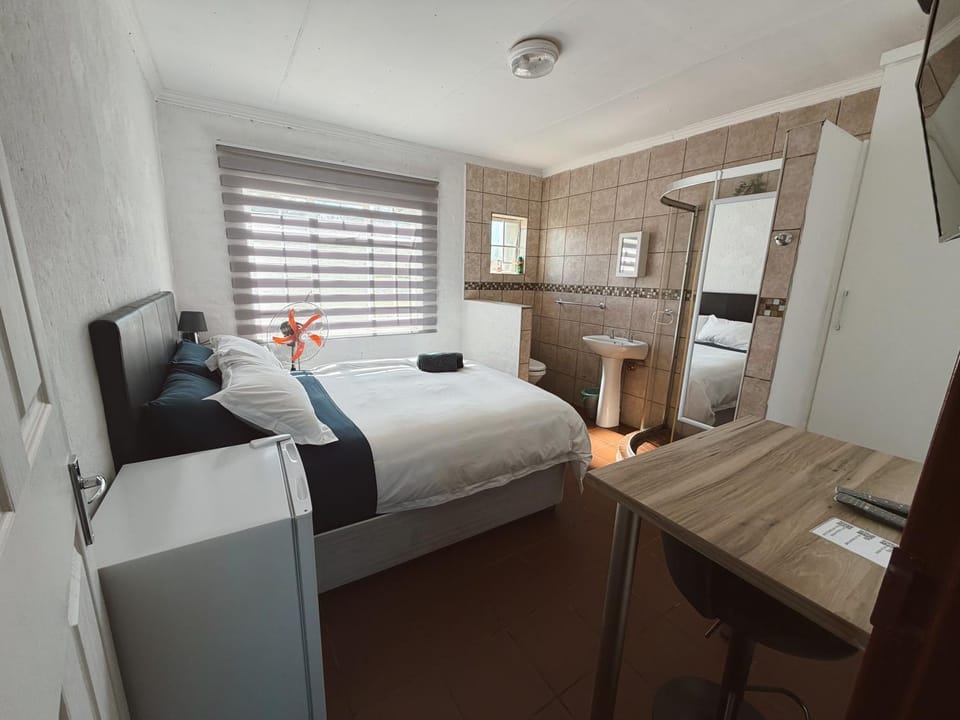 Shower, Toilet, Bed, TV and multimedia, Photo of the whole room, Bedroom, wardrobe