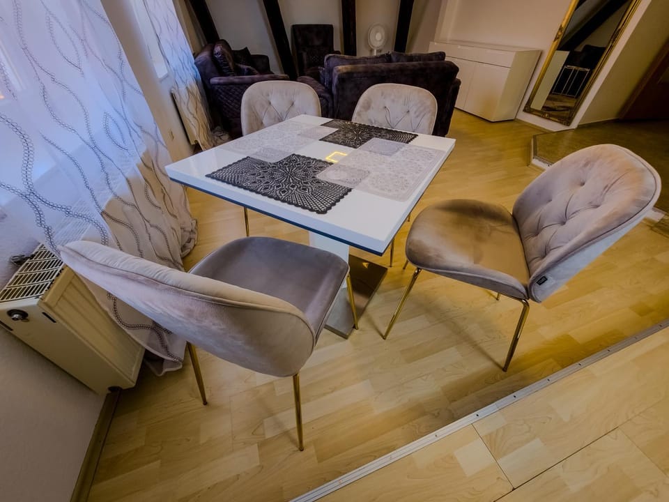 Seating area, Dining area
