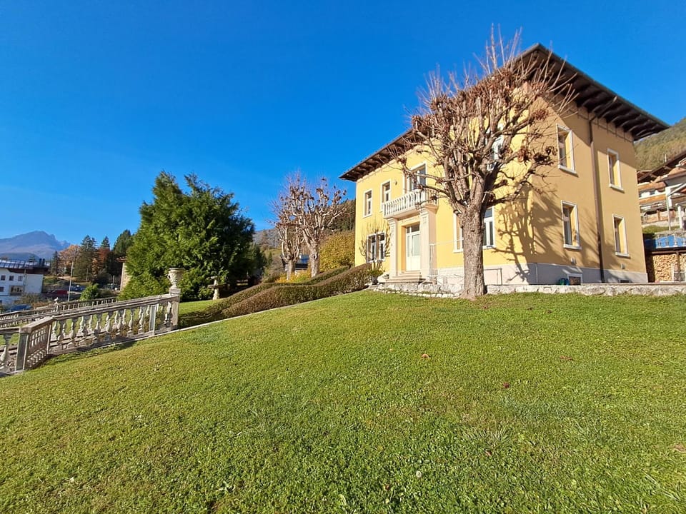 Property building, Garden, Autumn