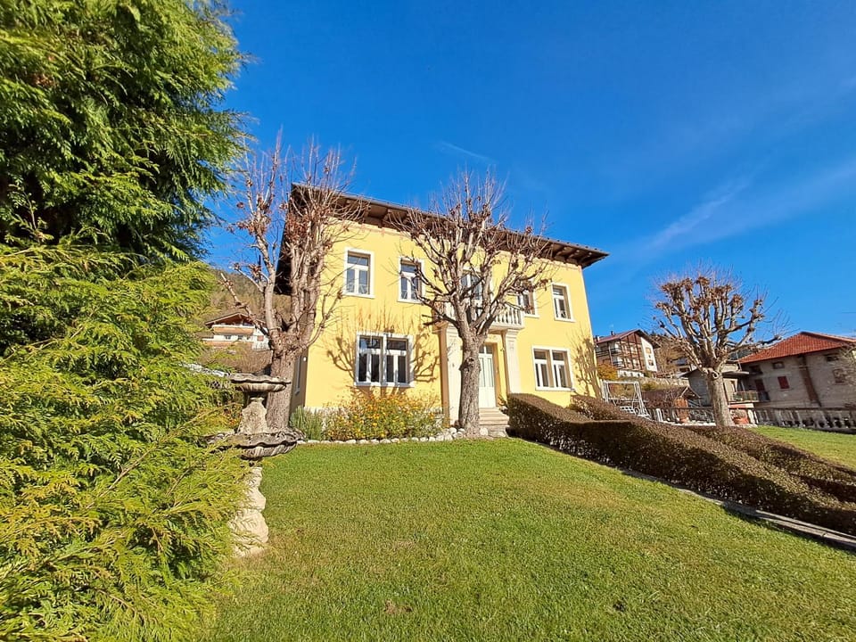 Property building, Garden, Autumn
