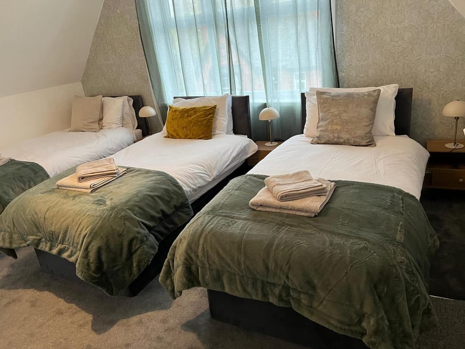 Bed, Photo of the whole room, Bedroom, towels