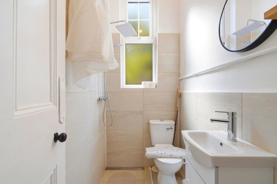 Large 7-Bed House Sleeps 14 FREE Parking ,Contractors & Groups Welcome House in Walsall