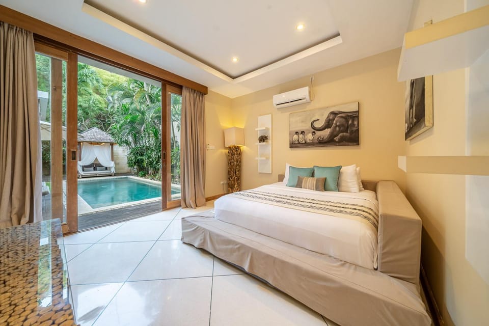 Bed, Photo of the whole room, Bedroom, Pool view, Swimming pool