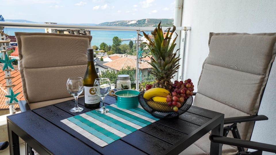 View (from property/room), Balcony/Terrace, Seating area, Sea view