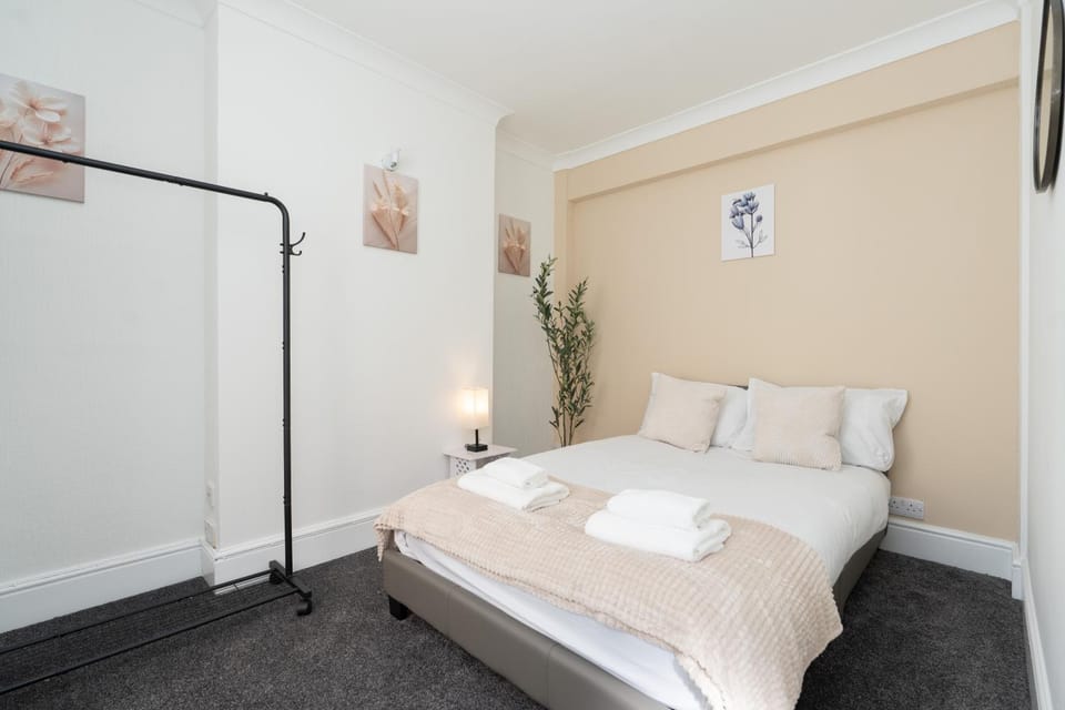 Open Mind Property - House with 6 Double Beds Apartment in Poole